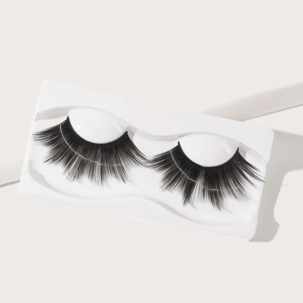 ⭐️ Pair of pretty long black lush eyelashes ⭐️